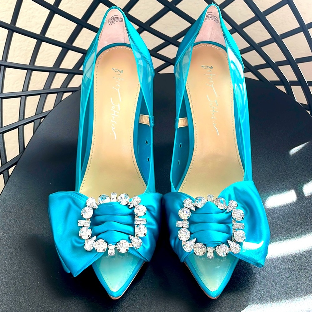 Betsey Johnson satin bow pointy toes high heels size 8.5